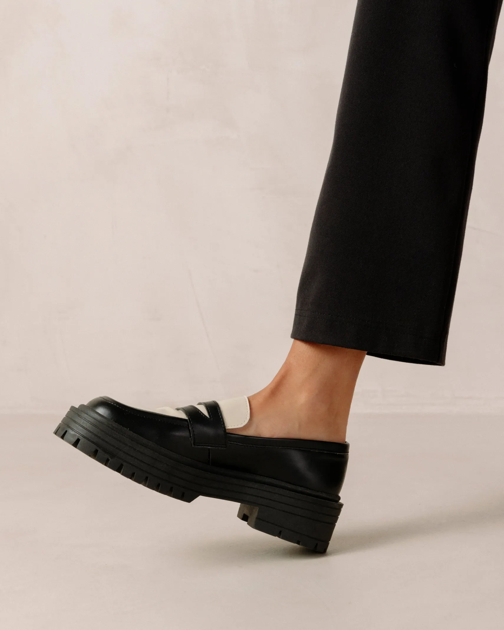 ALOHAS Mask Bicolor Black Vegan Leather Loafers
